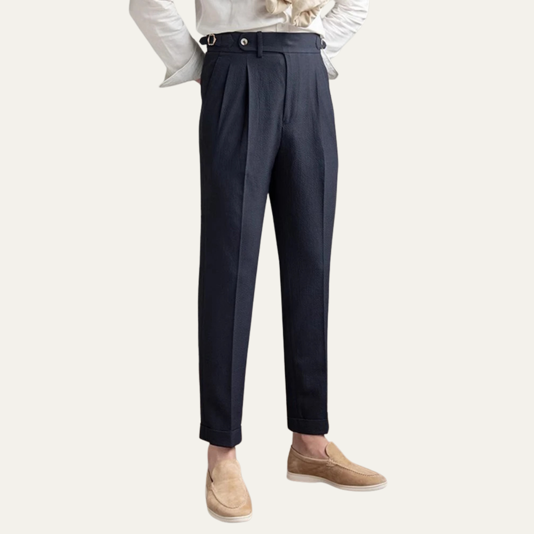 Pantalon homme élégant, taille haute slim fit, avec pinces. Pour une silhouette allongée formelle.