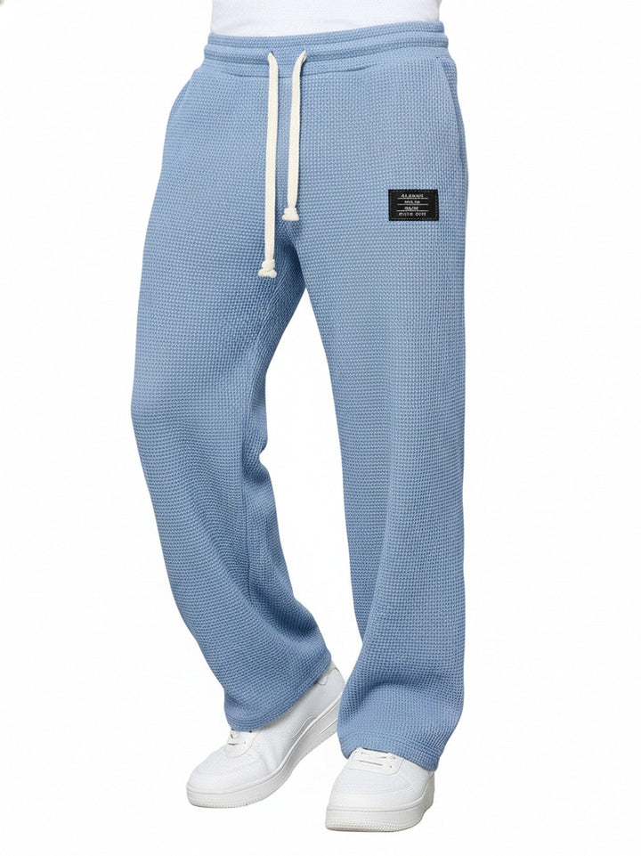 Pantalon jogging homme noir, coupe droite moderne, taille élastique pour un confort streetwear décontracté au quotidien.