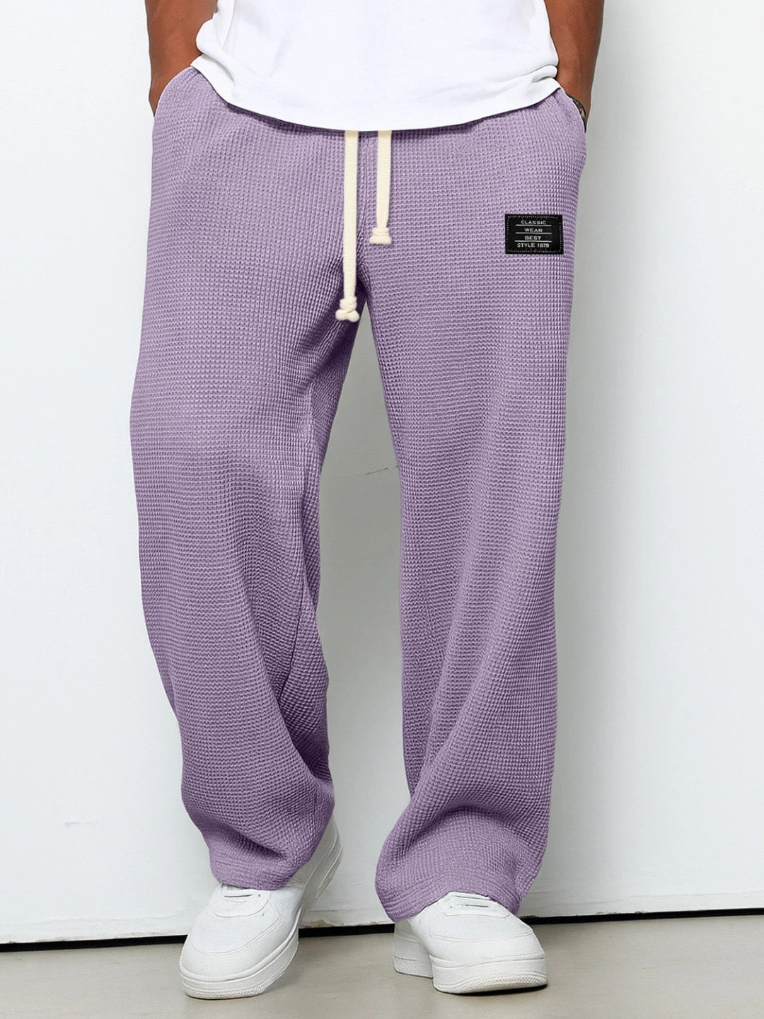 Pantalon de jogging homme sportswear, coupe droite moderne, taille élastique pour un confort ultime et un look décontracté.