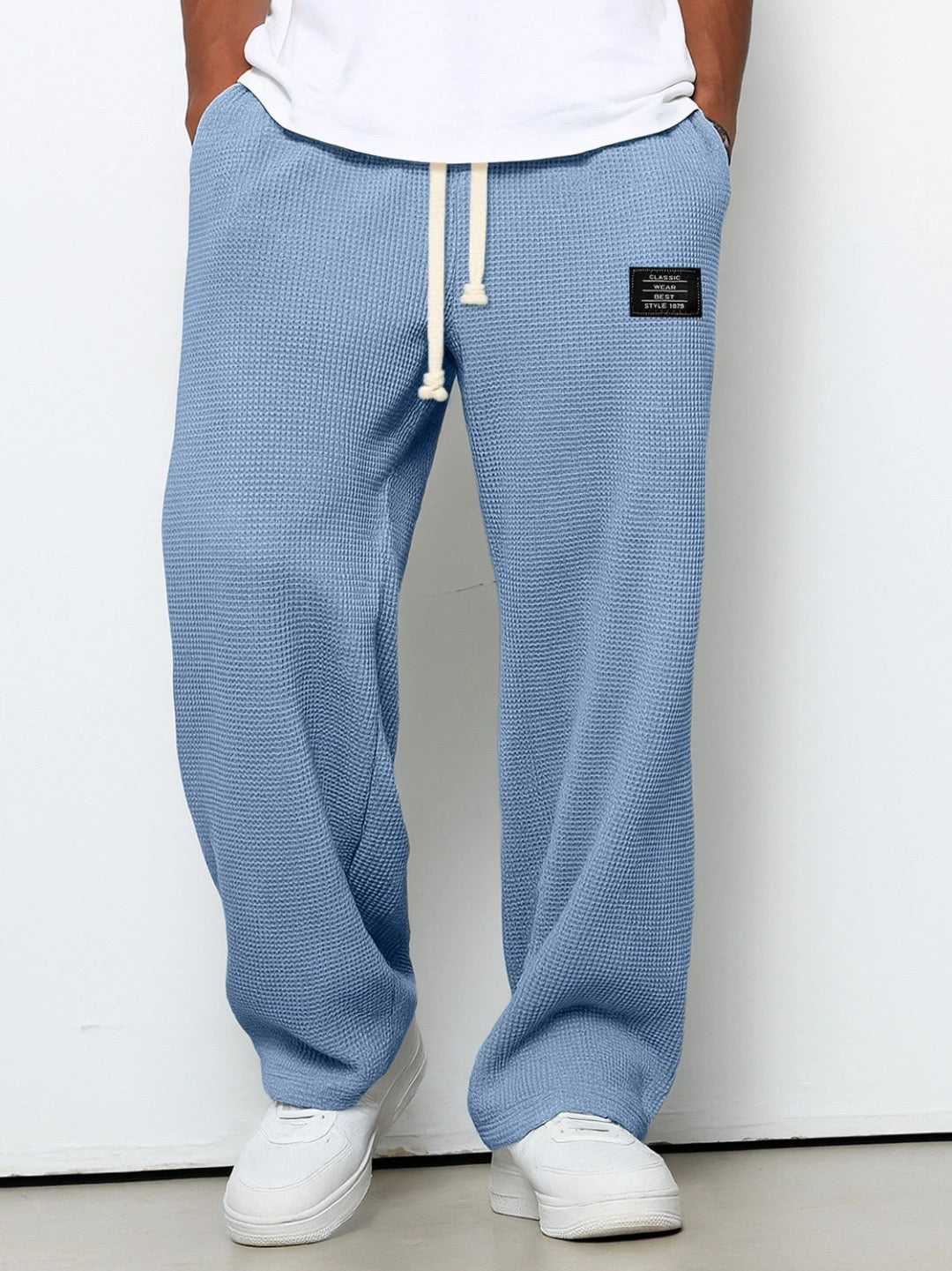 Pantalon jogging homme gris à texture waffle, coupe droite confortable, idéal pour un style moderne et décontracté.