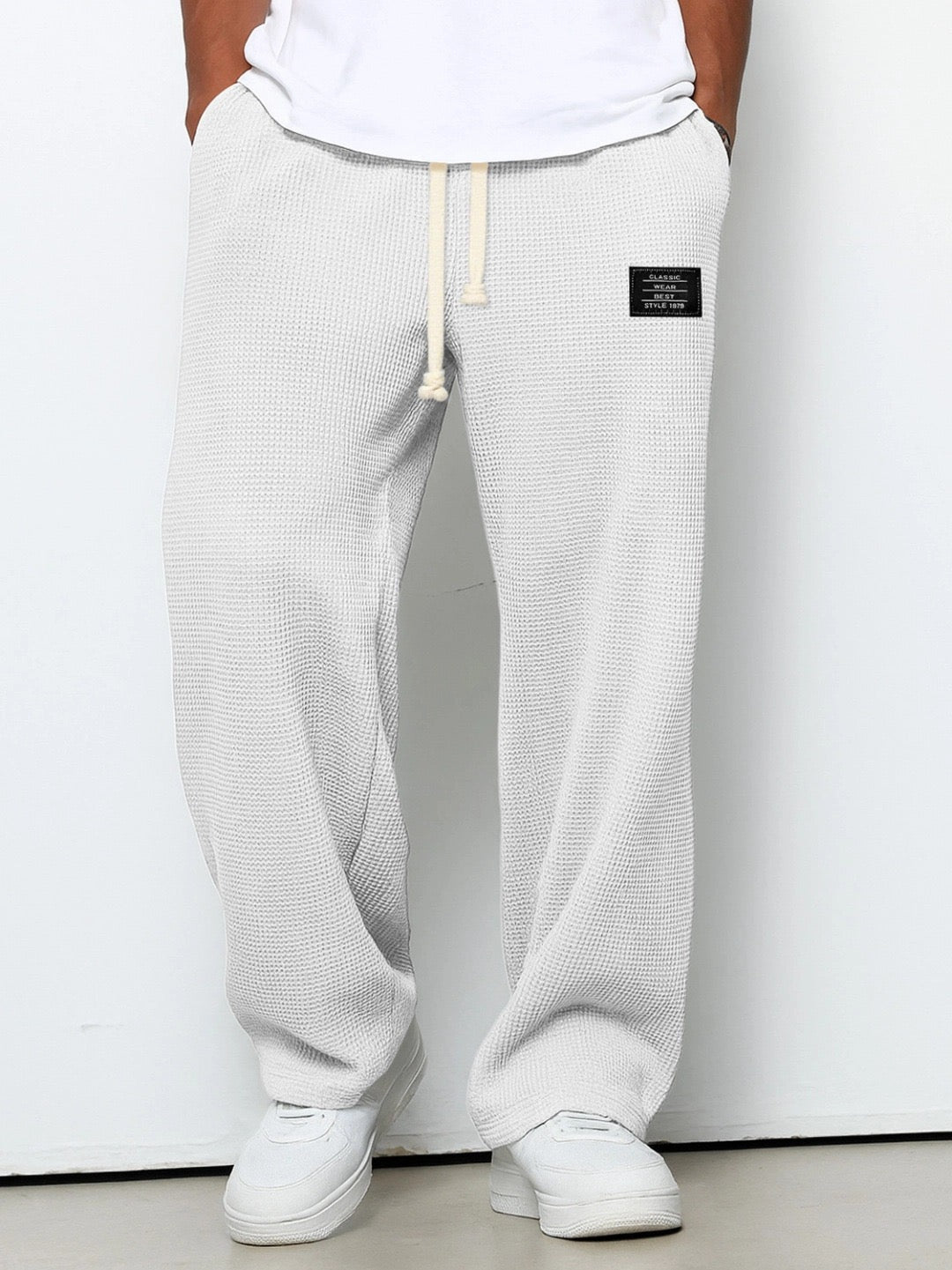 Pantalon de jogging homme droit, polyvalent pour le sportswear ou le streetwear, offrant confort et style moderne.