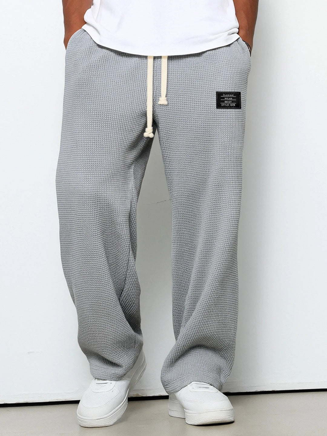 Pantalon jogging homme confortable avec taille élastique, coupe droite pour un look décontracté et moderne quotidien.