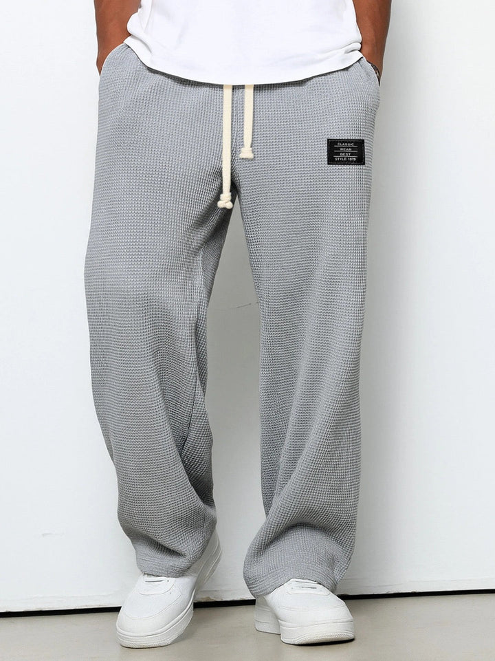 Pantalon jogging homme confortable avec taille élastique, coupe droite pour un look décontracté et moderne quotidien.