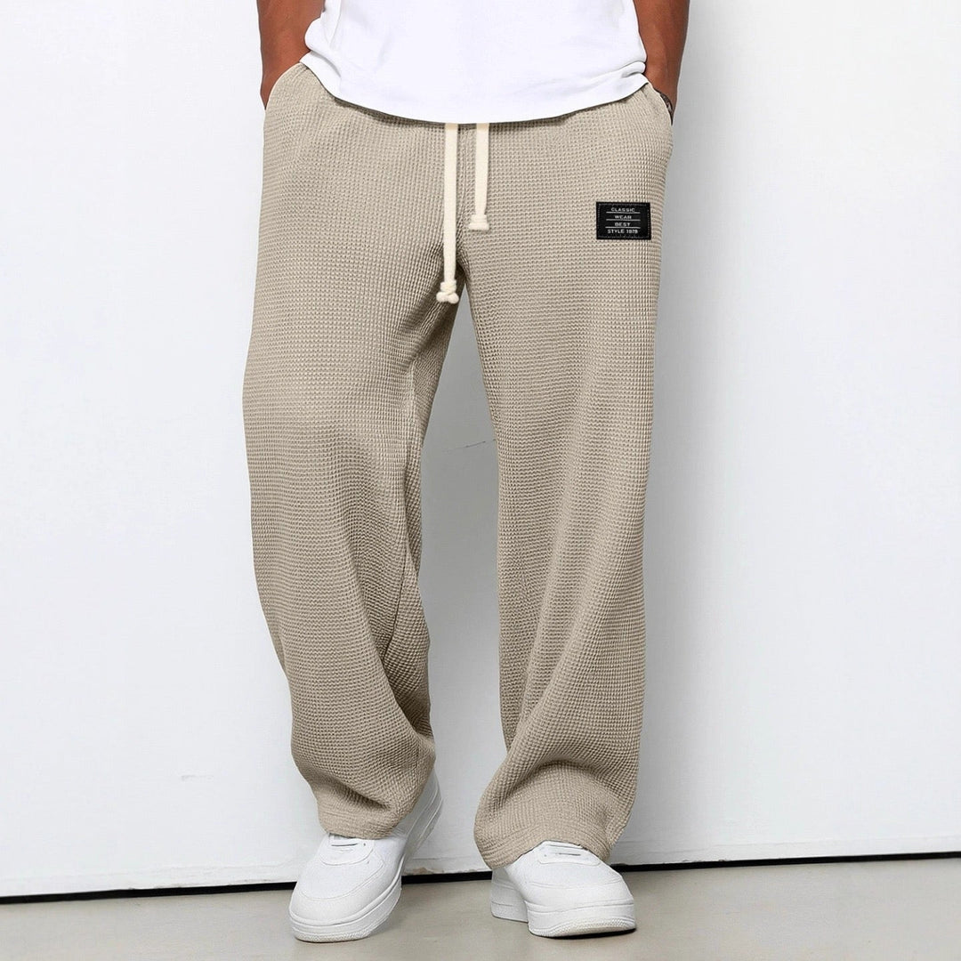 Pantalon jogging homme streetwear, coupe droite moderne et décontractée, parfait pour un confort urbain polyvalent.