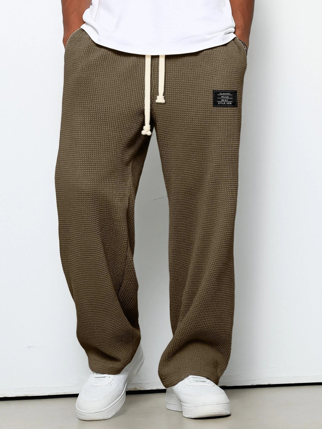 Pantalon jogging homme texture waffle, coupe droite, confort décontracté pour un style streetwear moderne et quotidien.
