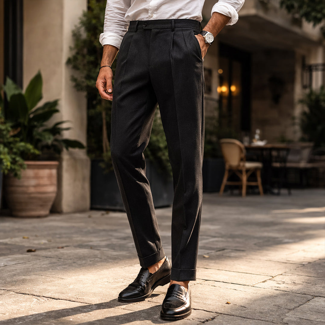 Pantalon habillé homme, coupe droite. La taille haute offre confort et une allure sophistiquée.