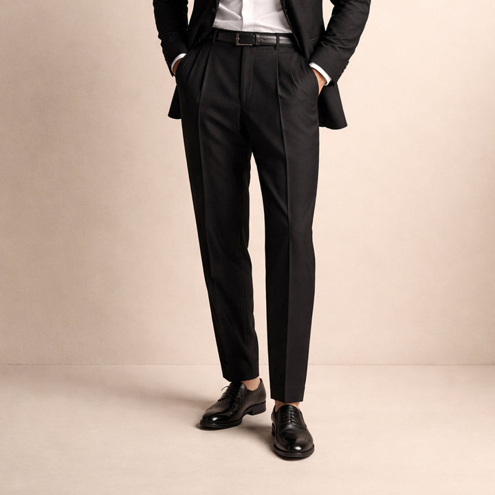 Pantalon homme classique à pinces, taille haute. Idéal pour tenue élégante ou smart-casual.