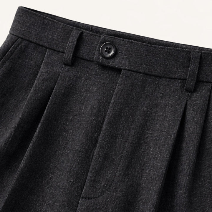 Pantalon habillé coupe droite, taille haute homme. Confortable et polyvalent pour mode masculine.