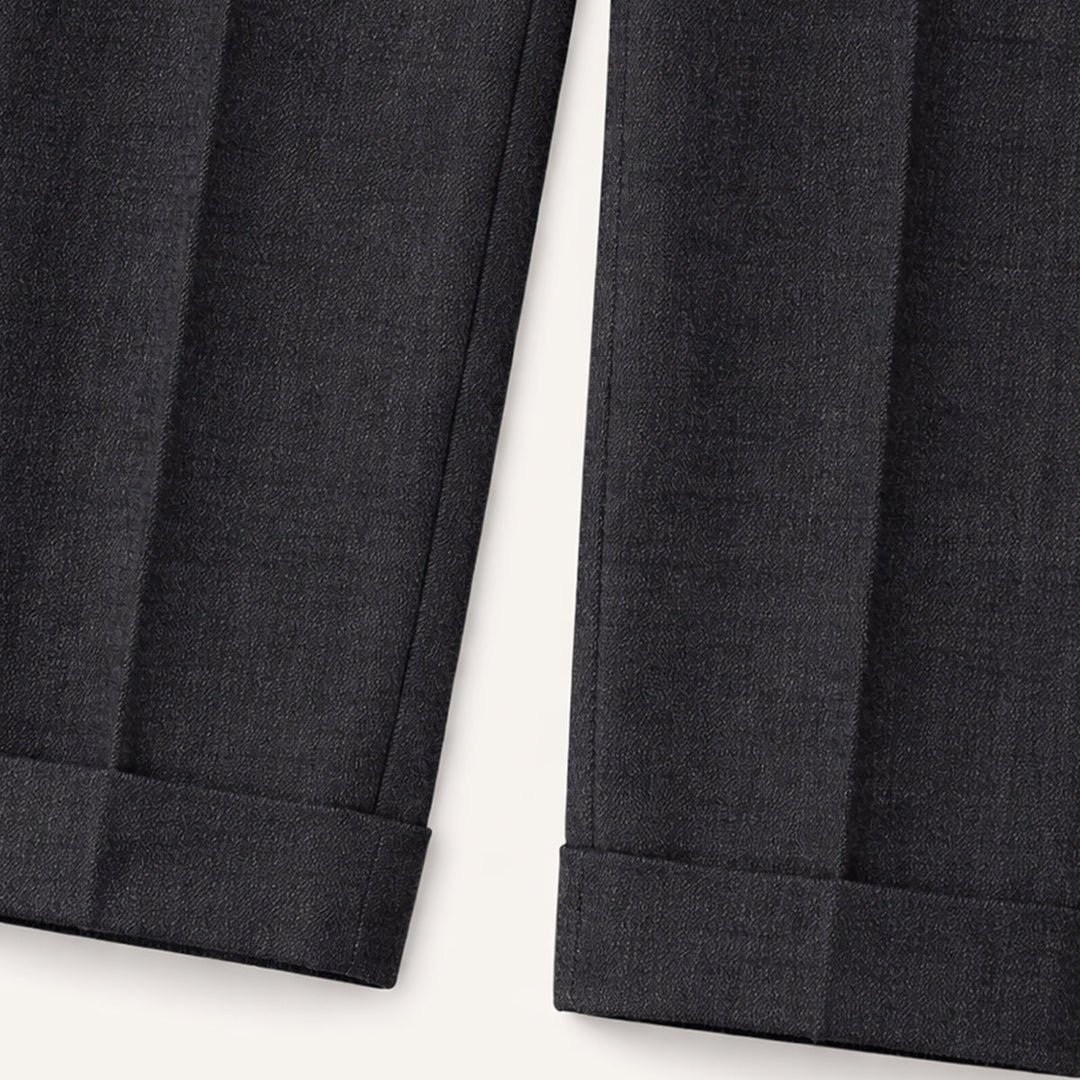 Pantalon homme élégant, taille haute et coupe droite. Parfait pour un style formel et chic.