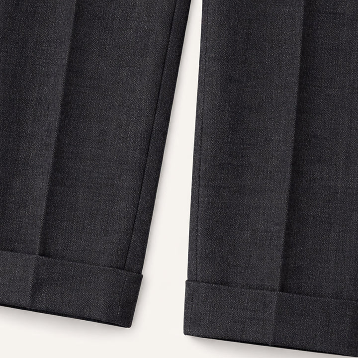 Pantalon homme élégant, taille haute et coupe droite. Parfait pour un style formel et chic.