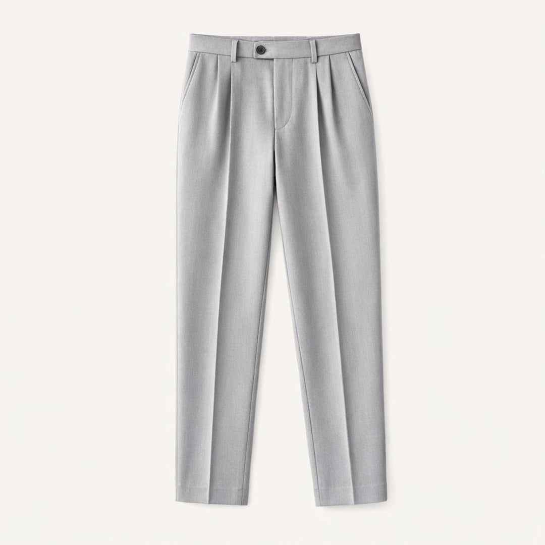 Mode masculine: Pantalon à pinces taille haute pour homme. Silhouette droite, look professionnel assuré.