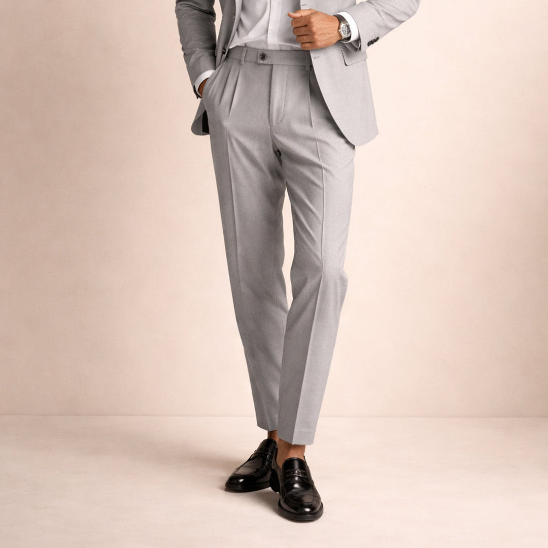 Pantalon classique homme, à pinces et taille haute. Indispensable pour une tenue professionnelle moderne.