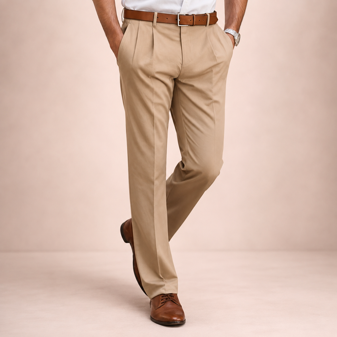 Pantalon homme élégant, à pinces, coupe droite. Taille haute pour un confort et un style intemporel.