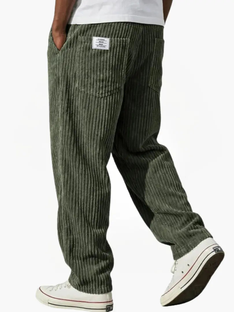 Pantalon velours côtelé chic homme, coupe droite, pour tenue casual.