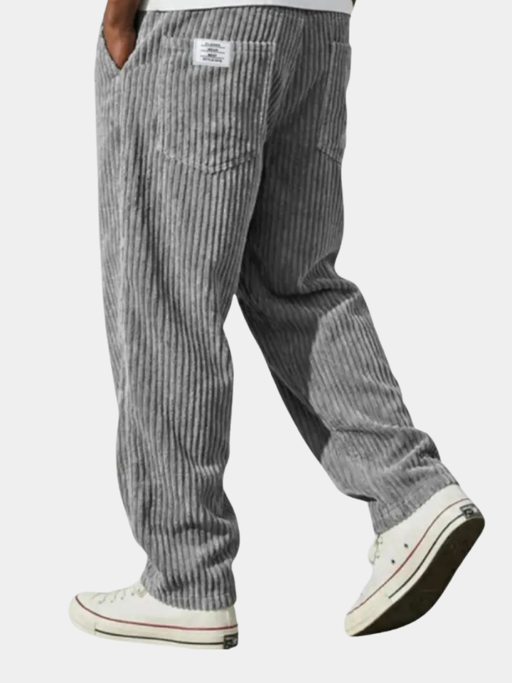 Pantalon homme velours côtelé marron, coupe décontractée, idéal loisirs.