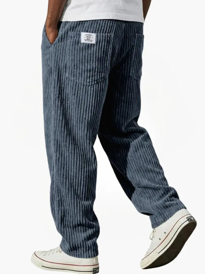 Pantalon casual homme en velours côtelé, style élégant et décontracté.