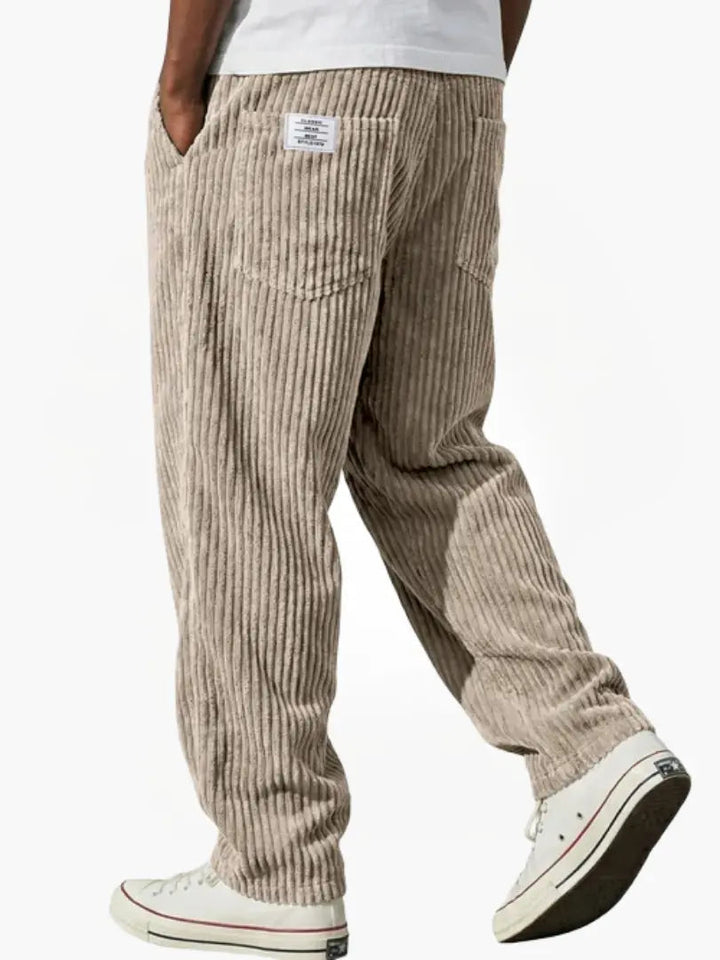 Image d'un pantalon velours côtelé pour homme, parfait pour un look relax.