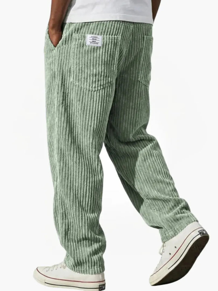 Pantalon homme décontracté en velours côtelé, élégant et facile à porter.