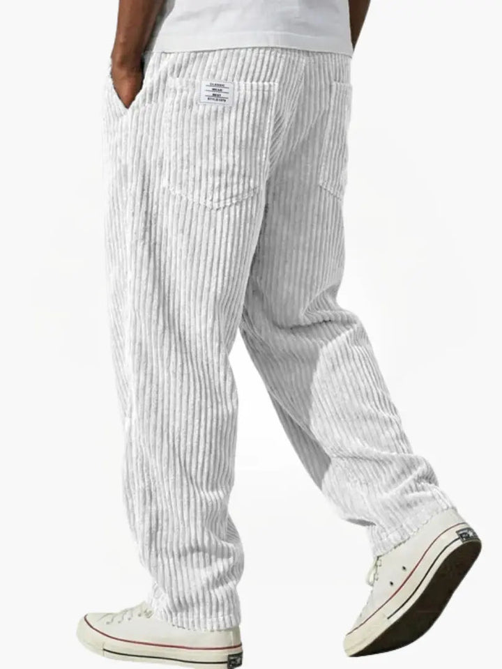 Ceinture élastique sur pantalon velours côtelé homme, confort optimal.