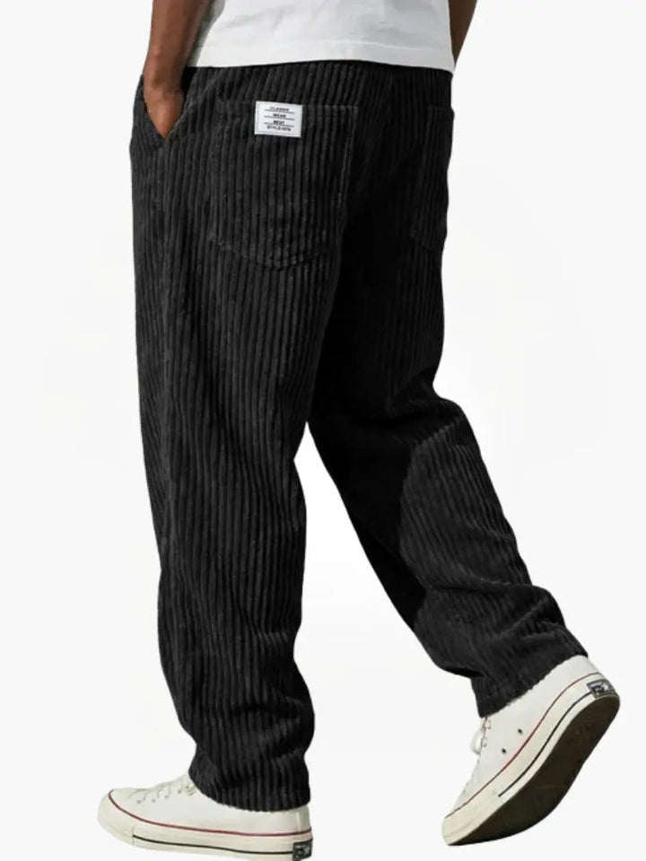 Pantalon homme style loisirs, en velours côtelé doux et résistant.