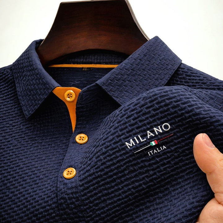 Zoom sur le motif jacquard d'un polo homme, manches courtes. Col classique, style moderne et raffiné.