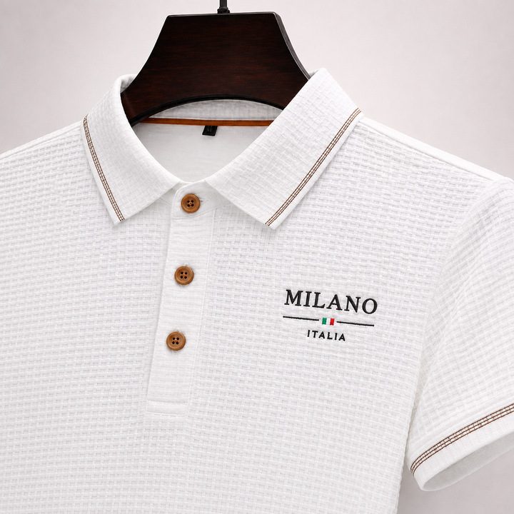Ce polo homme manches courtes en jacquard offre confort et style raffiné. Vêtement moderne essentiel.