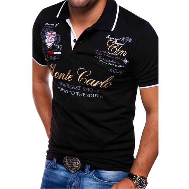 Polo homme élégant à manches courtes, col contrasté bleu marine et motifs géométriques modernes. Idéal casual chic.