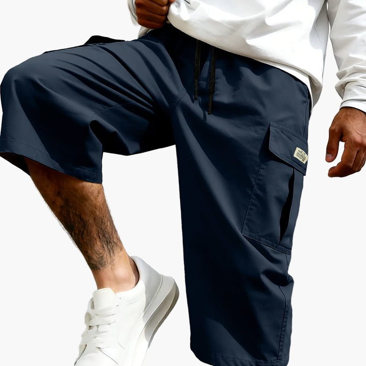 Short cargo homme multi-poches, pratique et tendance, parfait pour un style décontracté ou mode urbaine estivale.