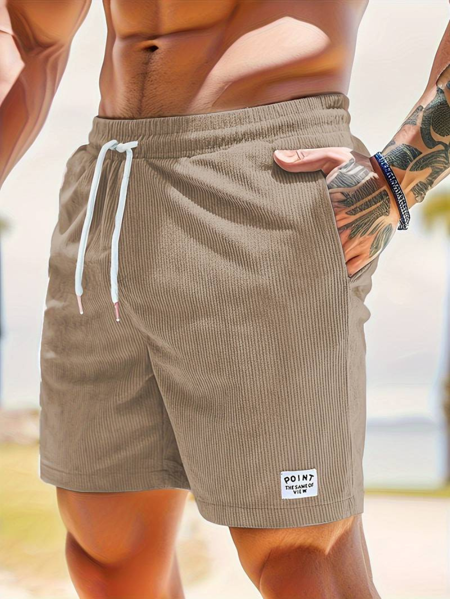 Short de bain décontracté homme avec texture côtelée, poches latérales pratiques, mode masculine.