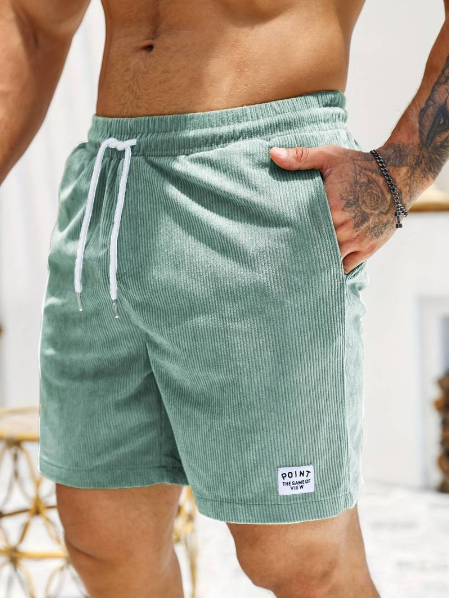 Maillot de bain homme côtelé blanc, design épuré, essentiel pour l'été et les vacances à la mer.