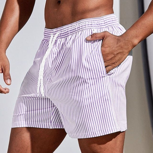Short de bain homme rayé, maillot de bain moderne pour la plage et un style vacances d'été.