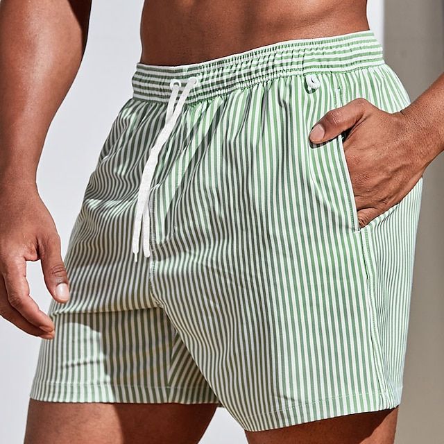 Short de bain homme à rayures et cordon, idéal pour le confort et le style estival à la plage.