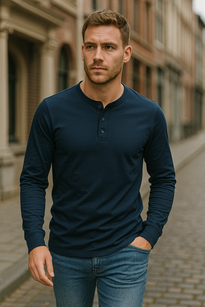 Image d'un t-shirt Henley homme beige, manches longues, col rond, style polyvalent. Idéal toute saison.