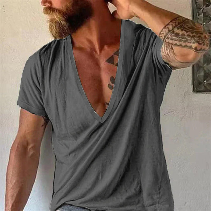 T-shirt homme élégant à col V profond, manches courtes, coupe ample. Un essentiel polyvalent pour l'été.