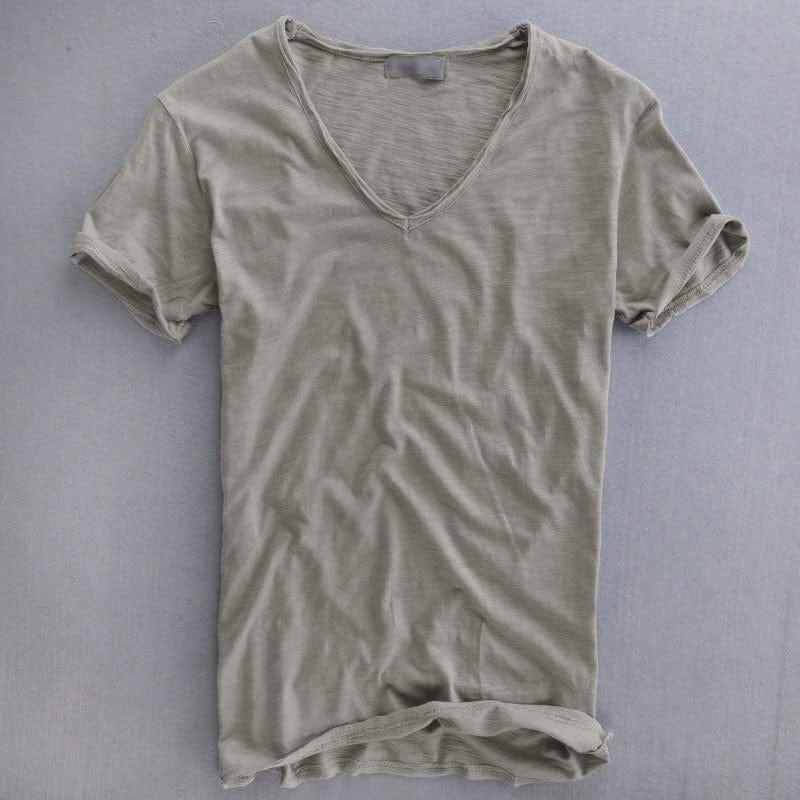 T-shirt homme slim fit basique chic, col V profond. Vêtement ajusté et confortable, idéal pour un look moderne.