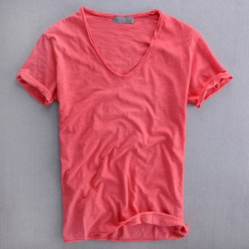 Modèle masculin porte un t-shirt ajusté noir, col V profond. Mettant en valeur la coupe slim fit et le style chic.