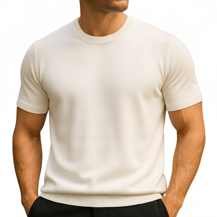 T-shirt homme noir slim fit à col rond, manches courtes, coton doux, style casual élégant et confortable.