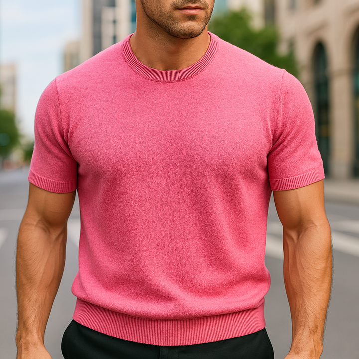 Découvrez notre T-shirt homme slim fit noir, col rond classique, essentiel pour la mode masculine contemporaine.