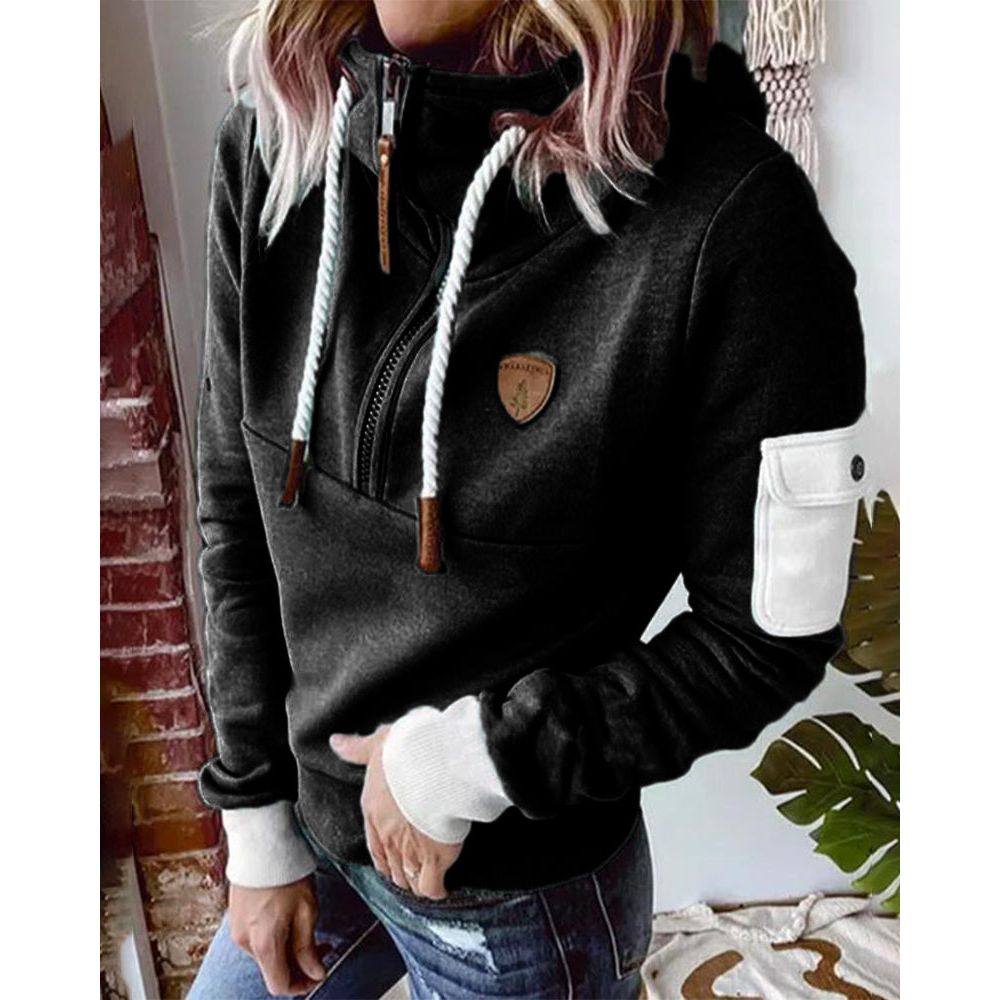 Modèle femme présentant le sweat à capuche Aarohi premium. Vêtement confortable et décontracté pour un style moderne.