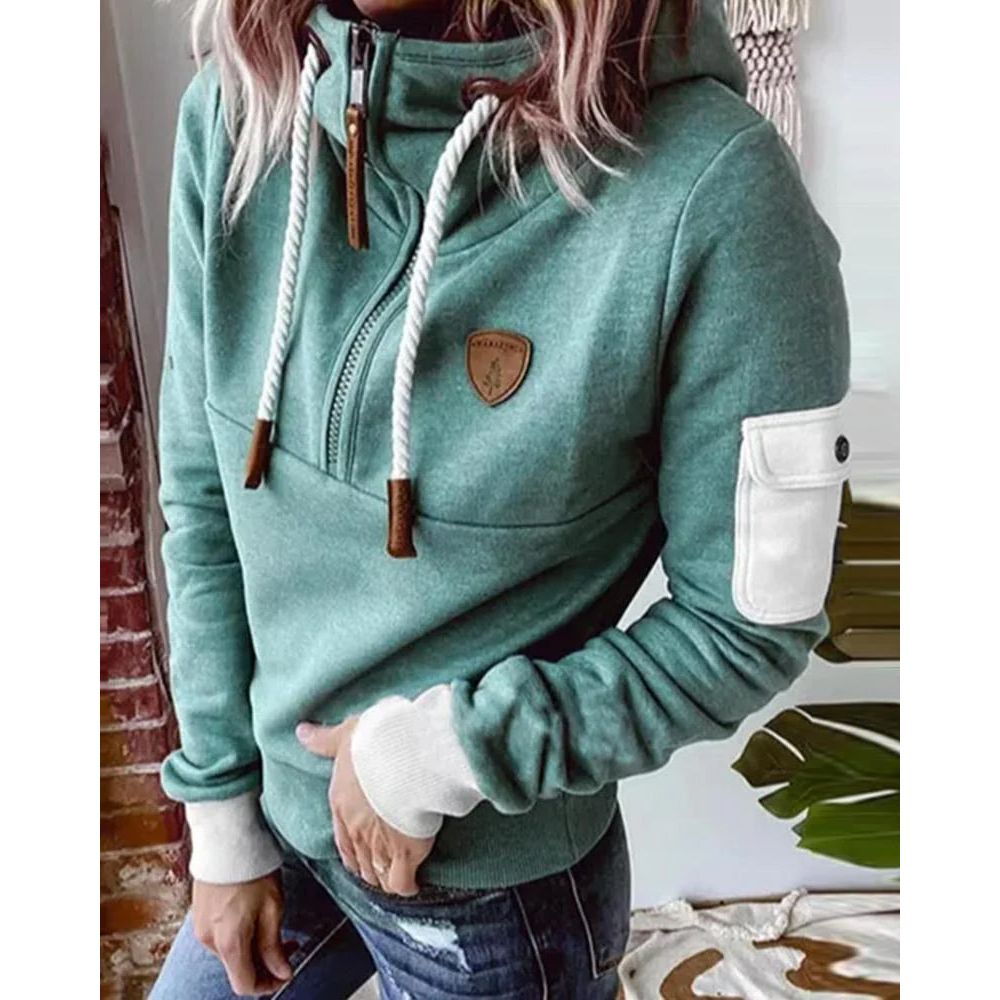 Femme portant le sweat à capuche Aarohi minimaliste. Look décontracté, vêtement confortable pour mode féminine.