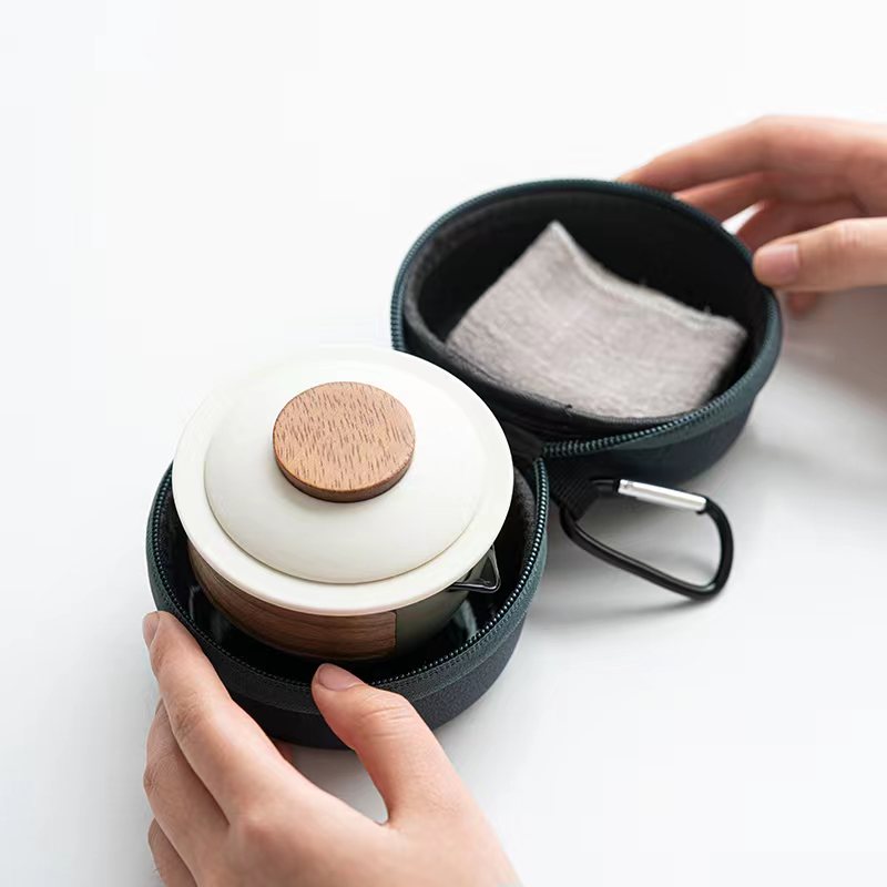 Ensemble de thé élégant pour voyage, design raffiné, parfait comme cadeau, avec tasses et infuseur.