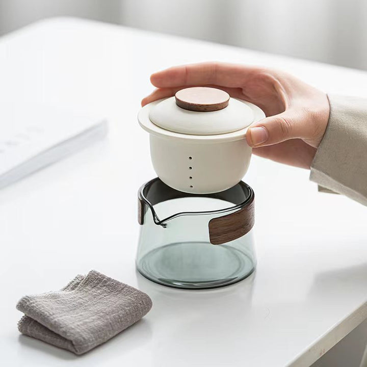 Accessoire de thé portable compact pour savourer le thé en voyage ou au bureau, en céramique et verre.