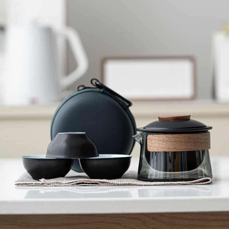Détail des tasses en céramique et de l'infuseur du set de thé portable, qualité élégante pour bureau.