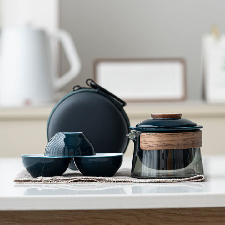 Ensemble de thé portable avec infuseur, préparant une tasse de thé chaud, parfait pour le bureau.