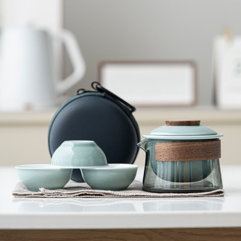 Service à thé complet en céramique et verre, élégamment disposé pour le bureau ou un voyage relaxant.