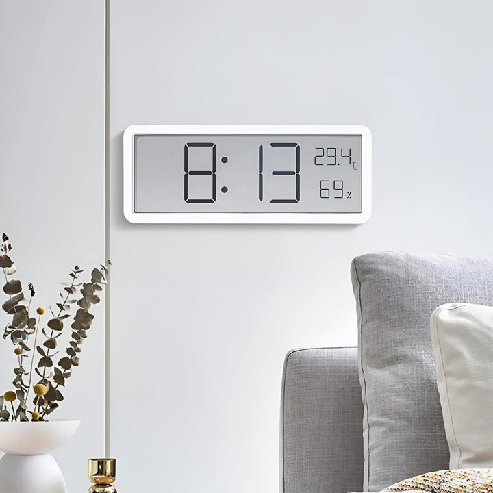 Pour un confort intérieur, cette horloge murale numérique LED affiche température, humidité et l'heure avec alarme.
