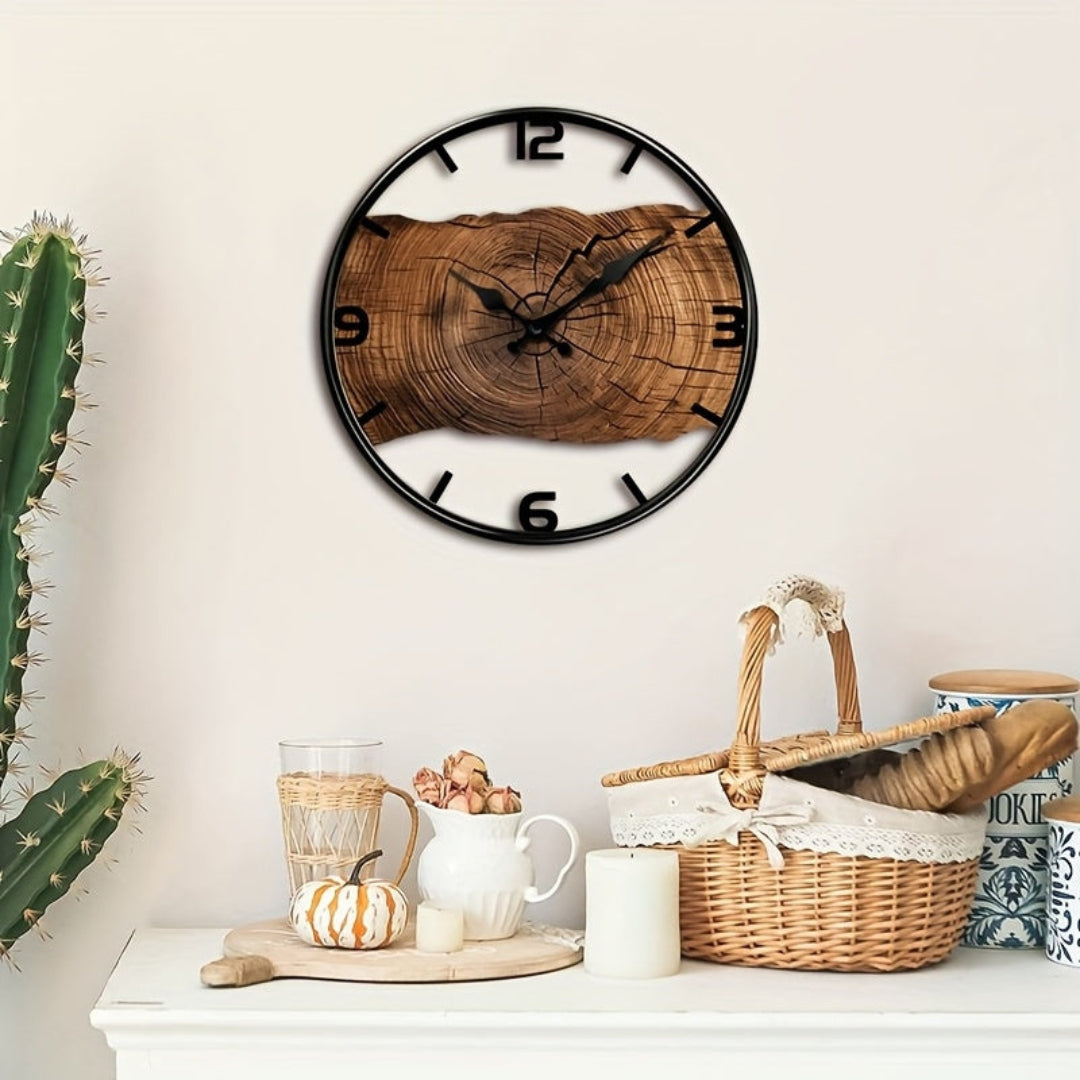 Horloge design ajourée en bois, ronde et silencieuse, apporte élégance rustique à votre intérieur.