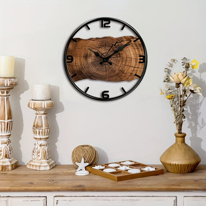 Élégante horloge murale ronde en bois ajouré, silencieuse, idéale pour décoration intérieure design ou rustique.