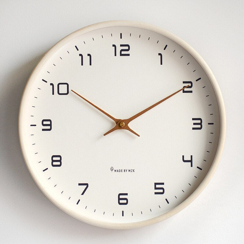 Élégante horloge murale nordique en bois, design pur, parfaite pour une décoration de salon contemporaine.