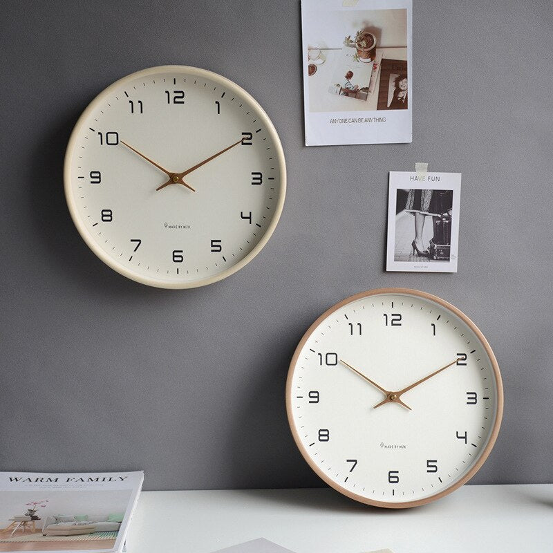 Horloge murale minimaliste en bois naturel, style scandinave, idéale pour une décoration intérieure moderne.